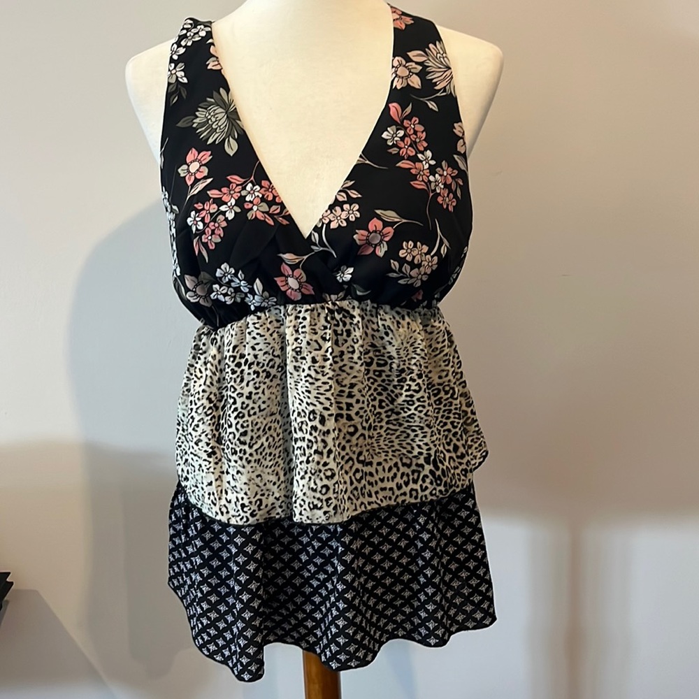 NWT. Libby Edelman sleeveless blouse type with crisscrossed back. Medium